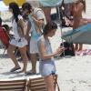 Harrison Ford, Calista Flockhart e seu filho, Liam, curtiram o domingo de sol na praia de Ipanema