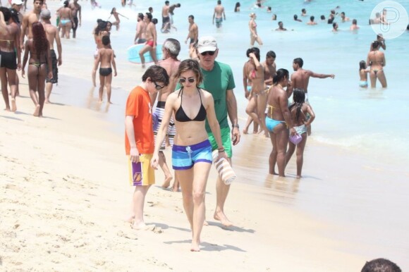 Harrison Ford, Calista Flockhart e seu filho, Liam, curtiram o domingo de sol na praia de Ipanema
