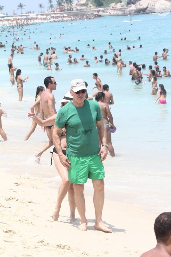 Harrison Ford, Calista Flockhart e seu filho, Liam, curtiram o domingo de sol na praia de Ipanema