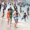Harrison Ford, Calista Flockhart e seu filho, Liam, curtiram o domingo de sol na praia de Ipanema