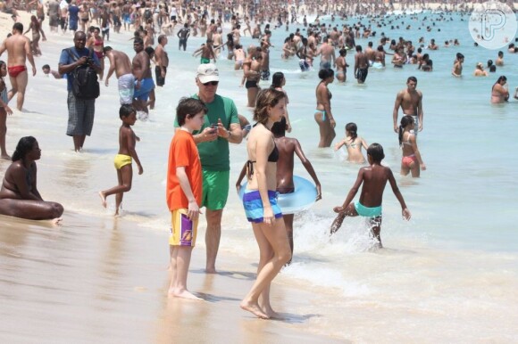 Harrison Ford, Calista Flockhart e seu filho, Liam, curtiram o domingo de sol na praia de Ipanema