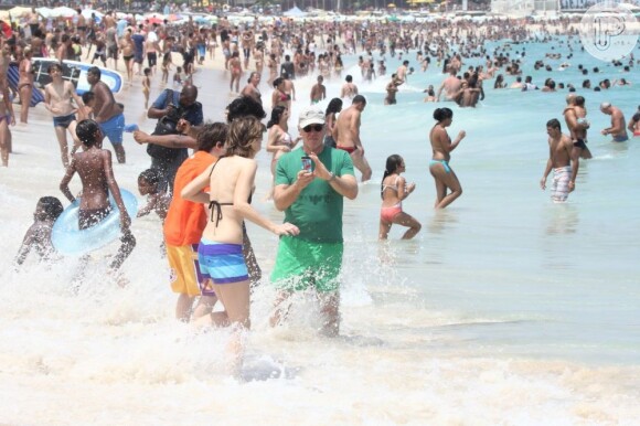 Já na manhã deste domingo, 17 de fevereiro, Harrison, Calista e Liam foram à praia de Ipanema se refrescar