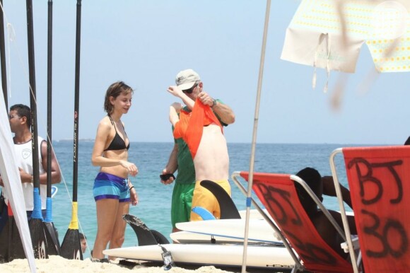 Calista Flockhart e Liam foram os únicos a se aventurar nas águas da praia de Ipanema