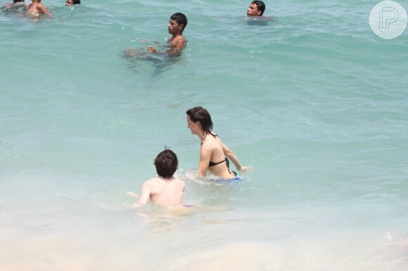 Harrison Ford, Calista Flockhart e seu filho, Liam, curtiram o domingo de sol na praia de Ipanema