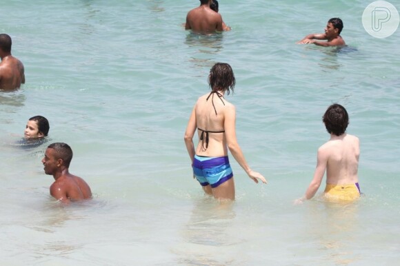 Harrison Ford, Calista Flockhart e seu filho, Liam, curtiram o domingo de sol na praia de Ipanema