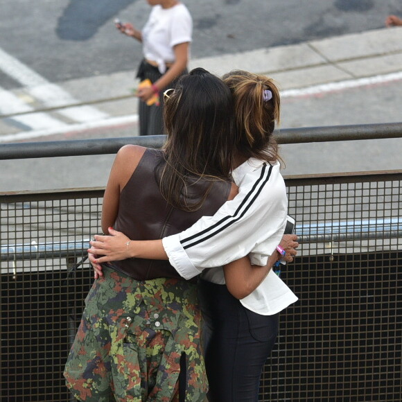 Larissa Ayres e Maria Maya curtiram shows do Lollapalooza abraçadas