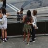 Larissa Ayres e Maria Maya se abraçam durante shows do Lollapalooza