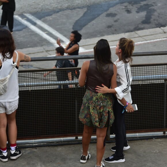 Larissa Ayres e Maria Maya se abraçam durante shows do Lollapalooza