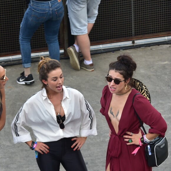 Larissa Ayres e Maria Maya curtem Lollapalooza acompanhadas de amiga