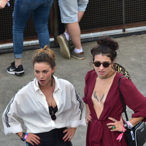 Larissa Ayres e Maria Maya curtem juntas último dia do festival de música Lollapalooza