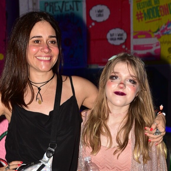 Betina, filha de Alessandra Negrini, curtiu o último dia do Lollapalooza com a mãe e o meio-irmão