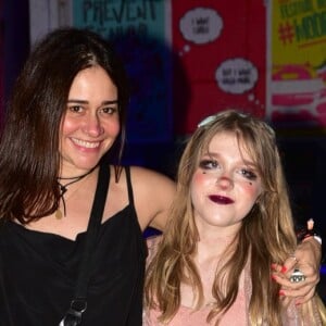 Alessandra Negrini e a filha, Betina, de 14 anos, se divertiram no último dia do Lollapalooza