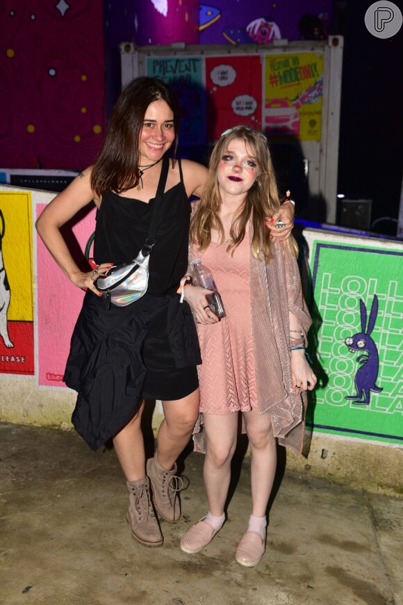 Alessandra Negrini e a filha, Betina, de 14 anos, se divertiram no último dia do Lollapalooza