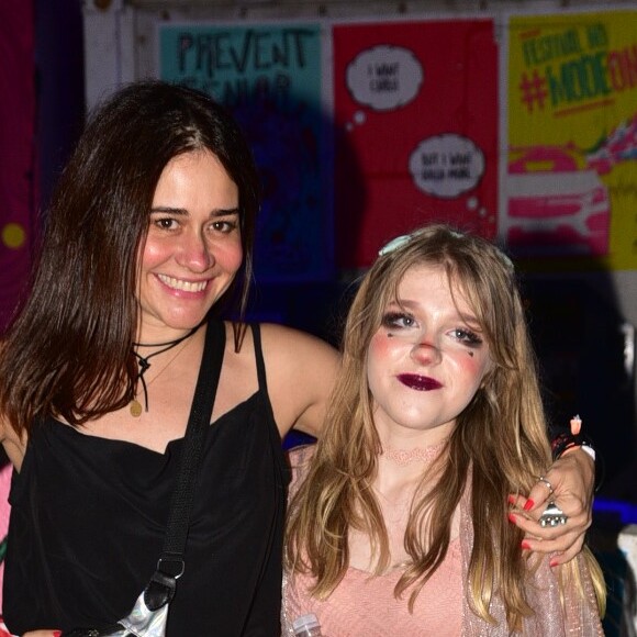 Alessandra Negrini e a filha, Betina, de 14 anos, se divertiram no último dia do Lollapalooza