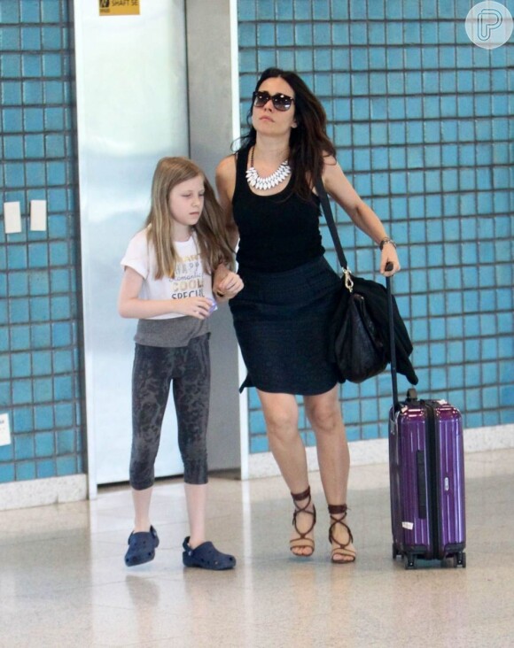 Betina foi clicada com a mãe, Alessandra Negrini, no aeroporto em 2012