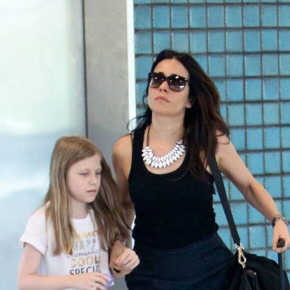 Betina foi clicada com a mãe, Alessandra Negrini, no aeroporto em 2012