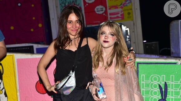 Filha de Alessandra Negrini, Betina, de 14 anos, foi ao Lollapalooza com a mãe, neste domingo, 7 de abril de 2019