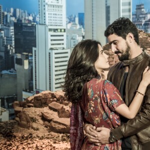Jamil (Renato Góes) e Laila (Julia Dalavia) vivem romance proibido na novela 'Órfãos da Terra'.