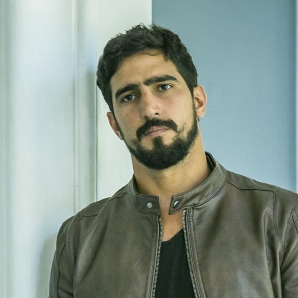 Jamil (Renato Góes) é prometido para se casar com Dalila (Alice Wegmann) na novela 'Órfãos da Terra'