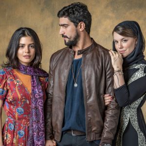 Dalila (Alice Wegmann) fica sabendo que Jamil (Renato Góes) está no Brasil com outra mulher na novela 'Órfãos da Terra'