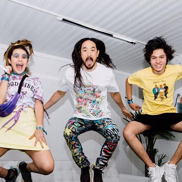 Em foto postada no Instagram, Maisa Silva comemora 22 milhões de seguidores no Instagram com o namorado, Nicholas Arashiro, o DJ Steve Aoki: 'Estou muito feliz!!'
