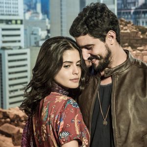 Laila (Julia Dalavia) fica incrédula ao saber que Jamil (Renato Góes) trabalha para Aziz (Herson Capri) na novela 'Órfãos da Terra'.