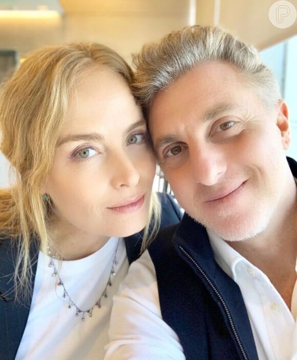 Angélica e Luciano Huck posam juntos em foto publicada no Instagram nesta terça-feira, dia 09 de abril de 2019