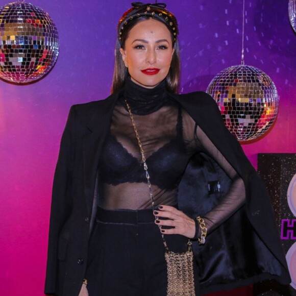 Sabrina Sato aposta em look com transparência, blazer e headband da Prada para festa de marca de lingerie que rolou nesta quarta-feira, dia 10 de abril de 2019