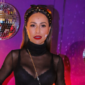 Sabrina Sato usou headband da Prata com textura e aplicações em dourado para festa de marca de lingerie que rolou nesta quarta-feira, dia 10 de abril de 2019