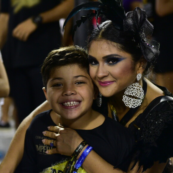 Filho de Mileide Mihaile, Yhudy assistiu desfile da mãe na Marquês de Sapucaí