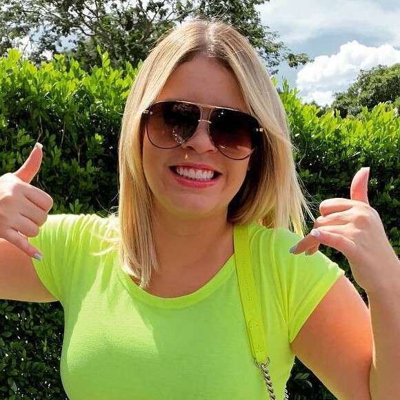 Marília Mendonça brinca com escolha de look animal print para show em São Paulo, em 13 de abril de 2018