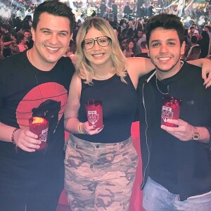 Marília Mendonça curtiu noite em camarote com a dupla Hugo e Guilherme neste domingo, dia 14 de abril de 2019