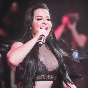 Após silicone, Maraisa usou look com decote e transparência em show