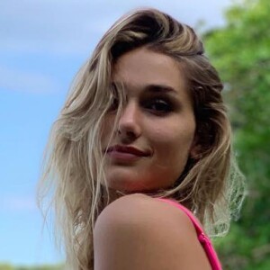 De biquínis neon à tie-dye, Sasha Meneghel dá aula de looks no verão