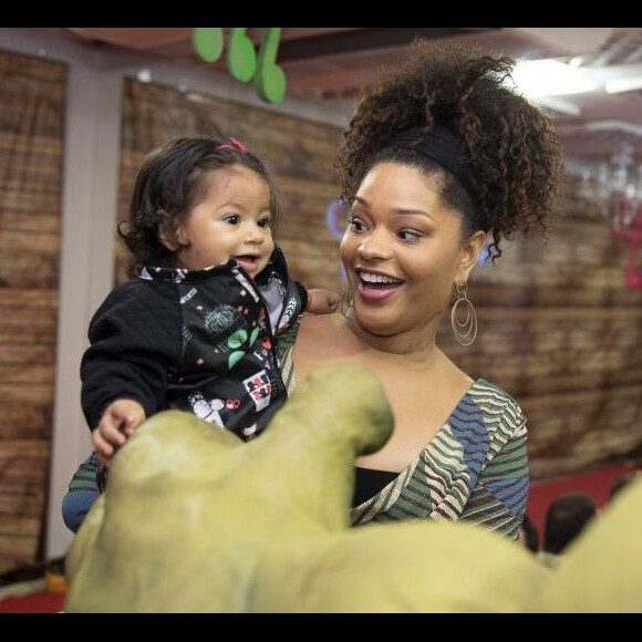 Filha de Juliana Alves, Yolanda se encantou com bolinhas de sabão e comeu brioche pela primeira vez em viagem a Paris, na França