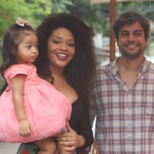 Juliana Alves compartilhou vários momentos da viagem que fez com a filha, Yolanda, e o marido, Ernani Nunes, para a França