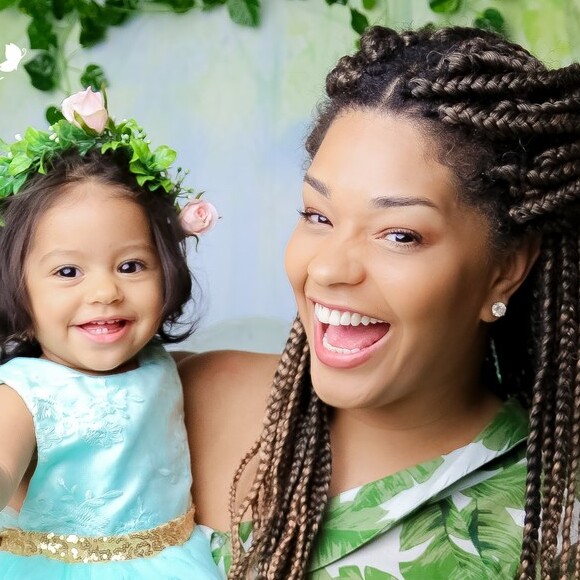 Filha de Juliana Alves, Yolanda rouba a cena em fotos com a mãe
