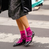 Saiba como usar meias nos looks: o acessório fashion é tendência no inverno