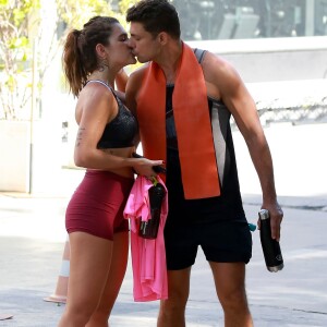 Cauã Reymond e Mariana Goldarb, após casamento, deixam academia juntos