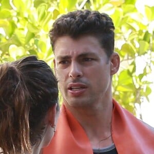 Cauã Reymond conversa com a mulher, Mariana Goldfarb, ao sair de academia