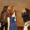 Sasha Meneghel se diverte com Lívia Aragão após saída do teatro no Rio