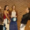 Sasha Meneghel, filha de Xuxa, se diverte com Lívia Aragão e amigas, no Rio em dia de estreia da peça 'Os Saltimbancos - Trapalhões'
