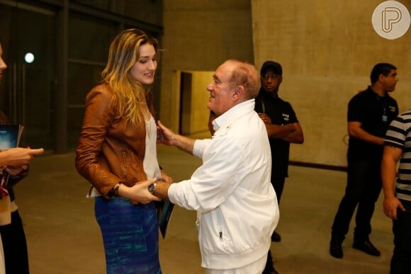 Sasha Meneghel, filha de Xuxa, prestigia peça com Renato Aragão, no Rio