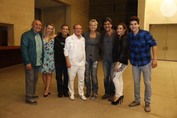 Xuxa prestigia peça com Renato Aragão, na companhia do namorado, Junno Andrade, de 'Boogie Oogie'
