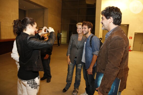 Xuxa tira foto com fãs na saída de teatro após assistir a peça 'Os Saltimbancos - Trapalhões', com Renato Aragão