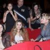 Sasha assiste a peça 'Os Satimbancos - Trapalhões' no Rio com a mãe, Xuxa Meneghel