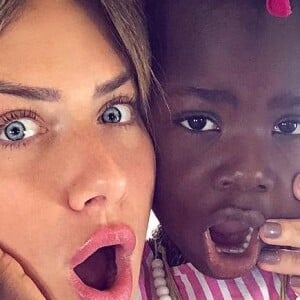 Filha de Giovanna Ewbank e Bruno Gagliasso, Títi foi filmada pela mãe indo atrás dos ovos de chocolate neste domingo de Páscoa, 21 de abril de 2019