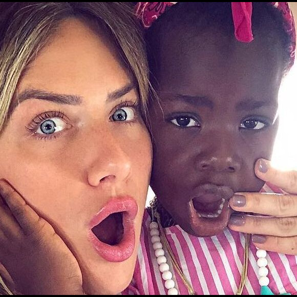 Filha de Giovanna Ewbank e Bruno Gagliasso, Títi foi filmada pela mãe indo atrás dos ovos de chocolate neste domingo de Páscoa, 21 de abril de 2019