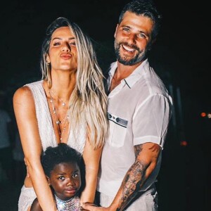 Giovanna Ewbank se divertiu com reação da filha, Títi, ao ver as pegadas do coelhinho da Páscoa: 'E a cara de medo do coelho aparecer?'