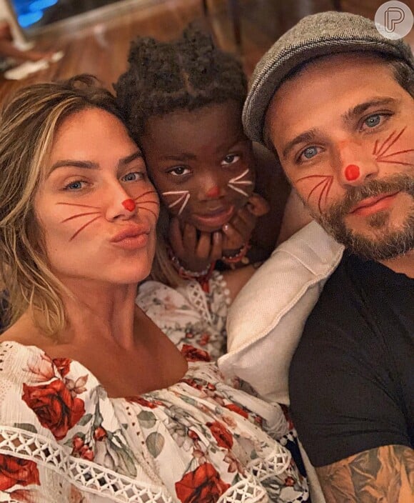 Giovanna Ewbank e Bruno Gagliasso com a filha, Títi, posam maquiados de coelho no domingo de Páscoa, em 21 de abril de 2019